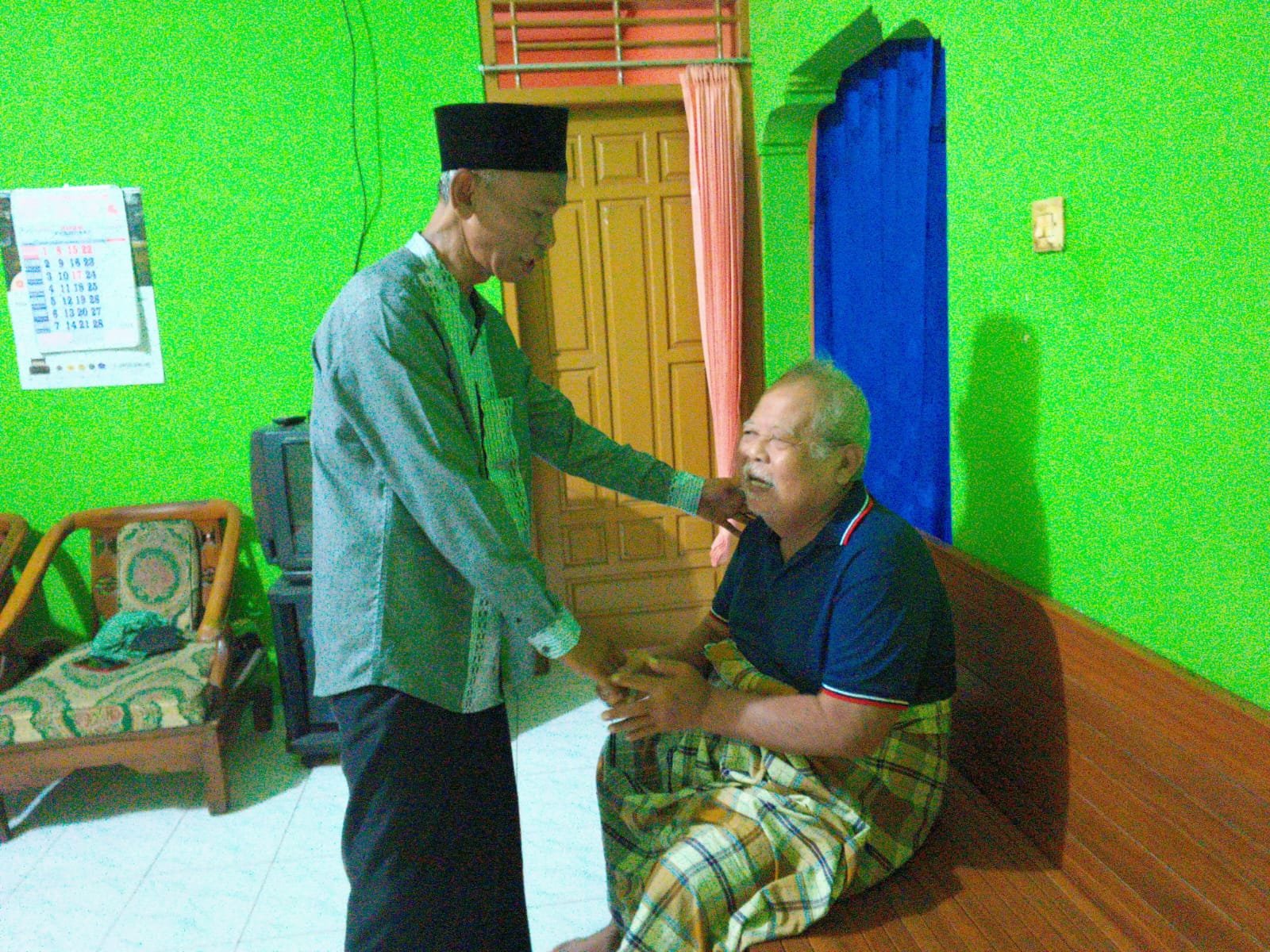 Takmir Masjid Baitul Muttaqin Jenguk Pak Harto dan Berikan Tali Asih